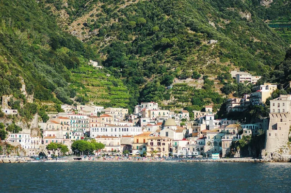 Indrukwekkende schitterend uitzicht op de stad cetara op de kust van amalfi, Italië — Stockfoto