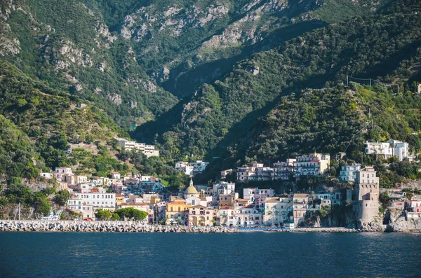 Indrukwekkende schitterend uitzicht op de stad cetara op de kust van amalfi, Italië — Stockfoto
