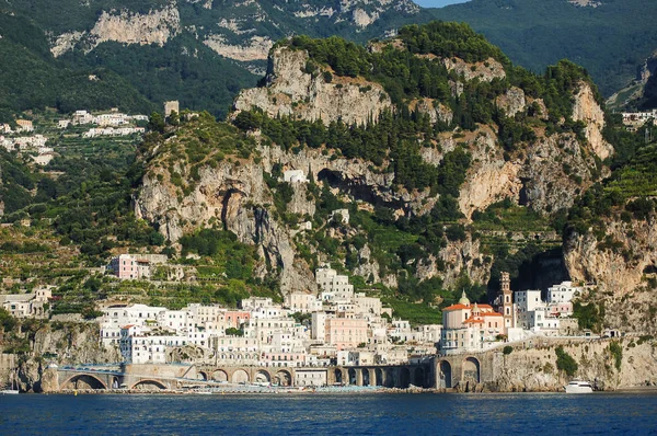 イタリアでアマルフィ海岸で村アトラーニの風光明媚な風景 — ストック写真