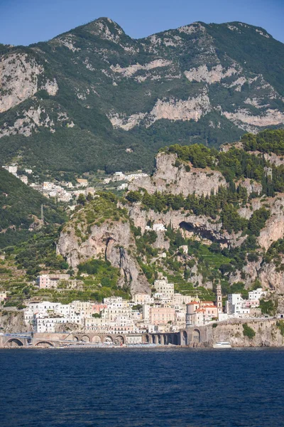 Paisagem cênica de atrani aldeia na costa de amalfi em itália — Fotografia de Stock