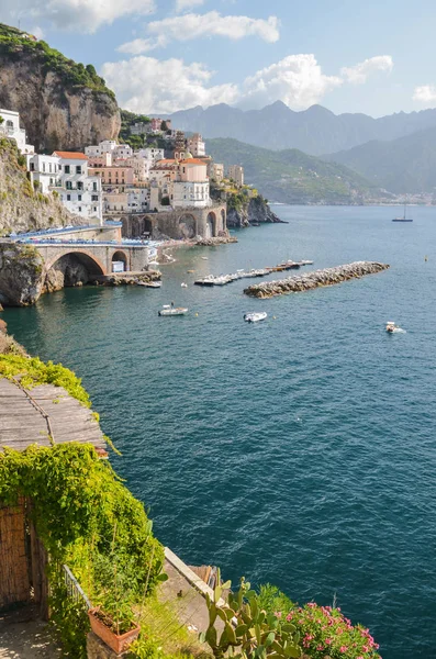 Natursköna landskapet i byn atrani på Amalfikusten i Italien — Stockfoto