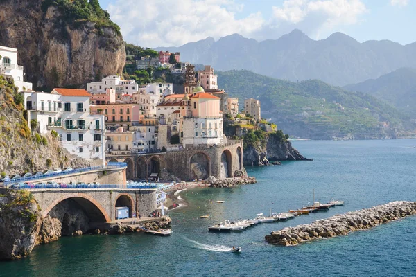 Paisaje pintoresco de pueblo atrani en costa amalfitana en italia —  Fotos de Stock