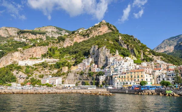 Viehättävä näköala kesälomakohteeseen Amalfi, Italia . — kuvapankkivalokuva