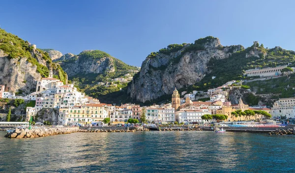 Schilderachtig uitzicht van zomer resort amalfi, Italië. — Stockfoto