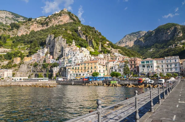 Vista pittoresca della località estiva Amalfi, Italia . — Foto Stock