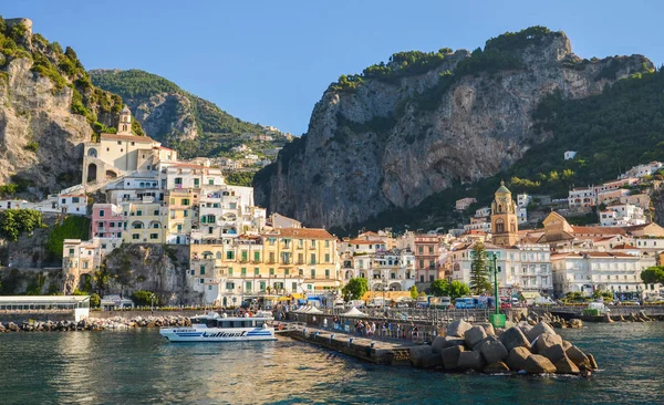 Schilderachtig uitzicht van zomer resort amalfi, Italië. — Stockfoto