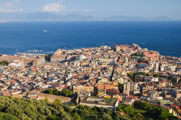 Malerisches sommerliches panorama von neapel, italien. — Stockfoto