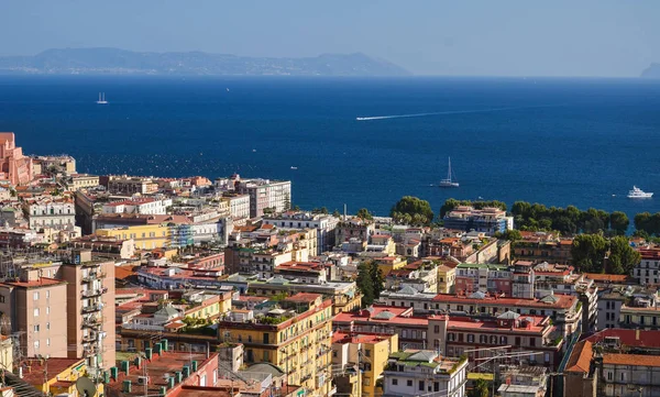 Malerisches sommerliches panorama von neapel, italien. — Stockfoto