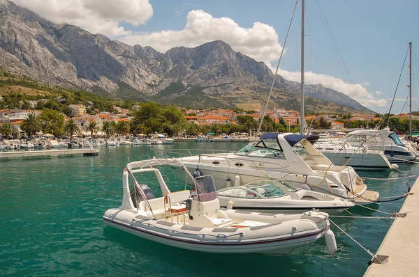 Fantastisk utsikt över småbåtshamnen i dalmatiner Baška Voda, Croatia — Stockfoto