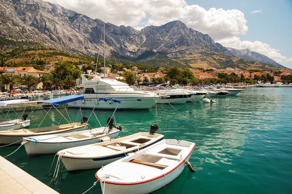 Fantastisk utsikt över småbåtshamnen i dalmatiner Baška Voda, Croatia — Stockfoto