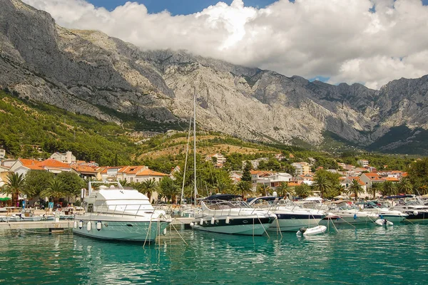Vue magnifique sur la marina en dalmatie Baska Voda, Croatie — Photo