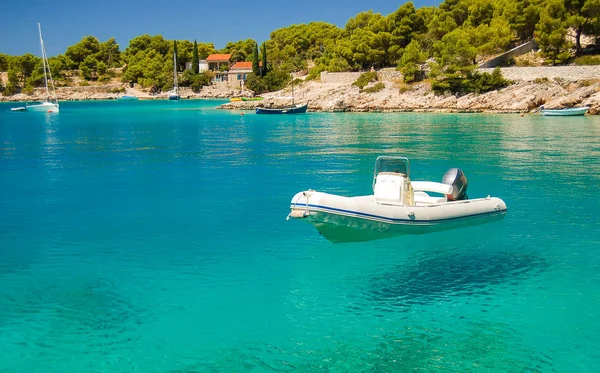 Pintoresca hermosa vista de la lancha en una tranquila bahía de Milna en la isla de Brac, Croacia — Foto de Stock