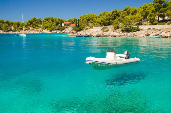 Pintoresca hermosa vista de la lancha en una tranquila bahía de Milna en la isla de Brac, Croacia — Foto de Stock