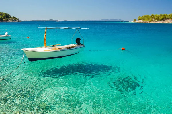 Живописная сцена лодки в тихом заливе Мильны на острове Брач, Хорватия — стоковое фото