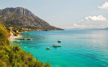 Brist ve Hırvatistan Gradac Dalmaçya kıyılarının pitoresk yaz manzara