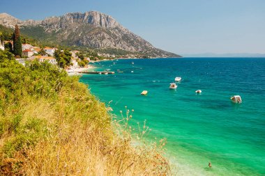 Brist ve Hırvatistan Gradac Dalmaçya kıyılarının pitoresk yaz manzara