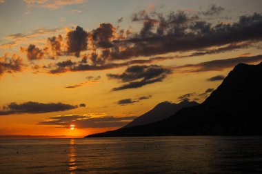 Dalmaçya Hırvatistan üzerinden pitoresk ve huysuz günbatımı