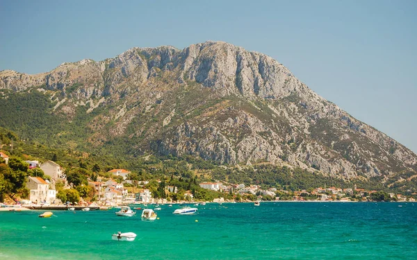 Pittoreska sommarlandskap av dalmatiska kusten i Brist och Gradac i Kroatien — Stockfoto
