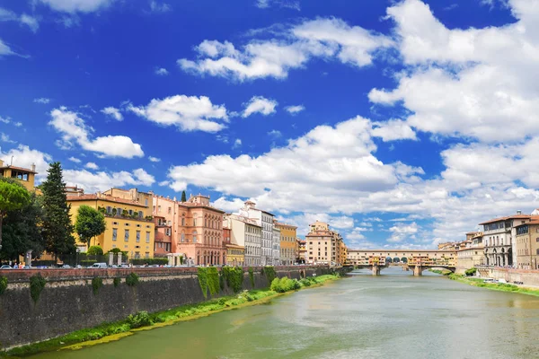 Vue pittoresque sur le Ponte Vecchio coloré sur la rivière Arno à Florence, Italie — Photo