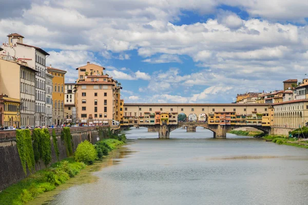 Pintoresca vista del colorido Ponte Vecchio sobre el río Arno en Florencia, Italia —  Fotos de Stock