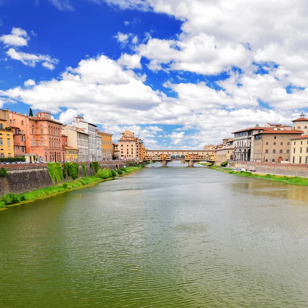Festői kilátással a színes Ponte Vecchio Arno folyó, Firenze, Olaszország — Stock Fotó