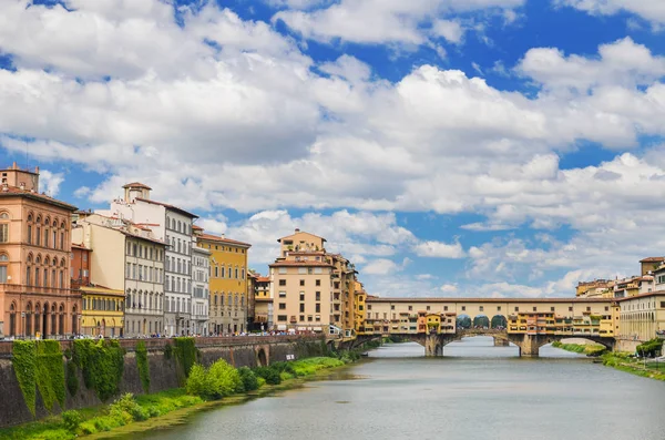 Pintoresca vista del colorido Ponte Vecchio sobre el río Arno en Florencia, Italia —  Fotos de Stock