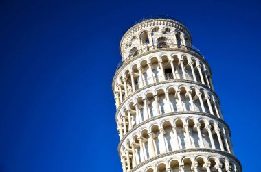 Pisa 'daki Mucizeler Meydanı' ndaki ünlü Eğik Kule, İtalya 'daki Toskana