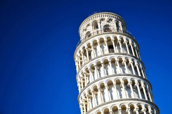 La famosa Torre Inclinada en la Plaza de los Milagros en Pisa, Toscana en Italia — Foto de Stock