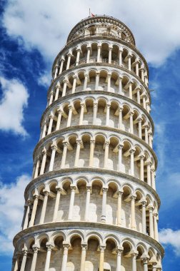 Pisa 'daki Mucizeler Meydanı' ndaki ünlü Eğik Kule, İtalya 'daki Toskana
