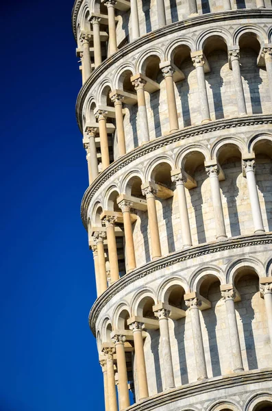 Pisa 'daki Mucizeler Meydanı' ndaki ünlü Eğik Kule, İtalya 'daki Toskana