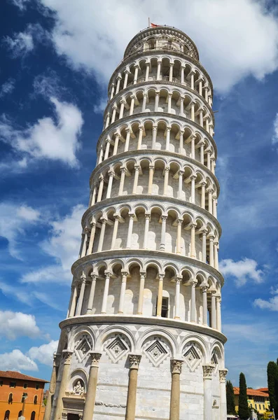 イタリアのトスカーナ州ピサの奇跡の広場にある有名なリーニングタワー — ストック写真
