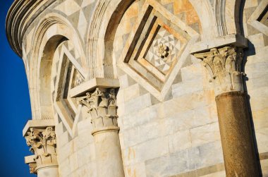 Pisa 'daki Mucizeler Meydanı' ndaki ünlü Eğik Kule, İtalya 'daki Toskana