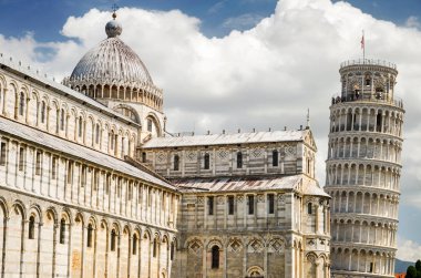 Pisa 'daki Mucizeler Meydanı' ndaki ünlü Eğik Kule, İtalya 'daki Toskana
