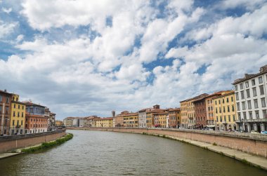güzel renkli binalarının arno Nehri Pisa, İtalya