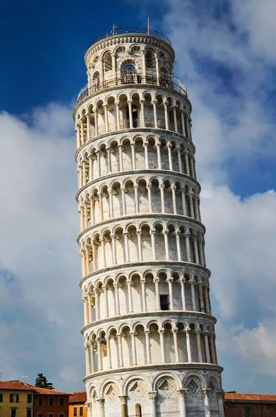 De beroemde Scheve Toren op het Plein der Wonderen in Pisa, Toscane in Italië — Stockfoto