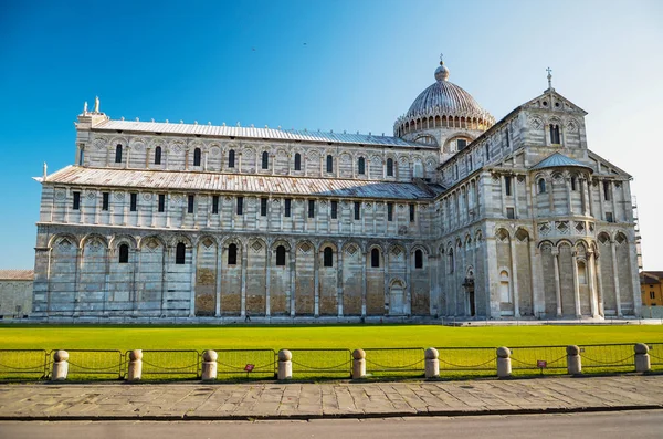 Die berühmte kathedrale auf dem platz der wunder in pisa, italien — Stockfoto