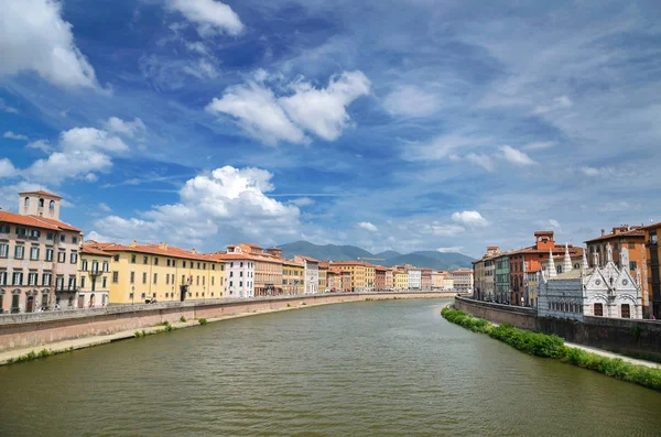 Edifícios históricos coloridos pitorescos ao longo do rio Arno em Pisa, Itália — Fotografia de Stock
