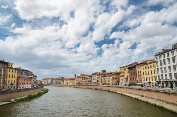 Pisa, Olaszország Arno folyó mentén, festői színes történelmi épületek — Stock Fotó