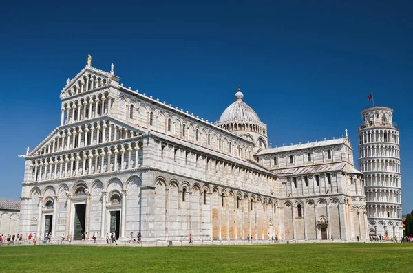 Touristen auf dem Platz der Wunder beim Besuch des schiefen Turms in Pisa, Italien — Stockfoto