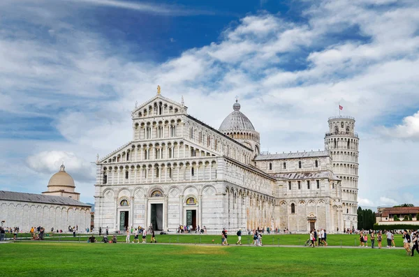 Tourists on Square of Miracles visiting Leaning Tower in Pisa, Italy — Stock Photo, Image