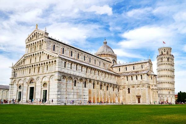 Tourists on Square of Miracles visiting Leaning Tower in Pisa, Italy — Stock Photo, Image