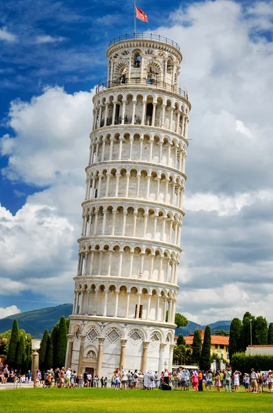 Turistas en Plaza de los Milagros visitando Torre Inclinada en Pisa, Italia —  Fotos de Stock