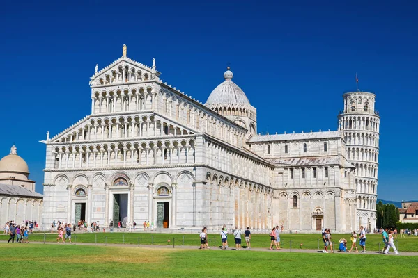 Touristen auf dem Platz der Wunder beim Besuch des schiefen Turms in Pisa, Italien — Stockfoto