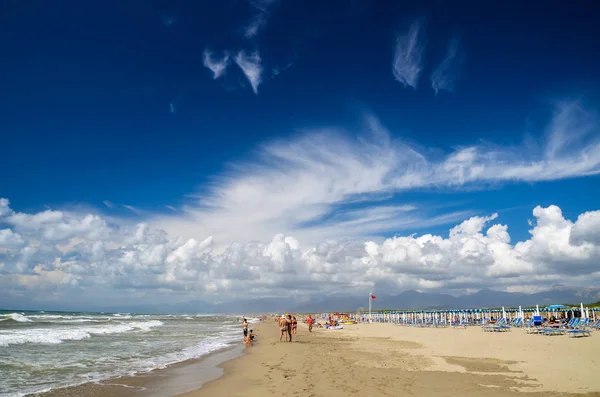 Pintoresca vista de la playa de arena italiana Marina di Vecchiano cerca de Pisa, Toscana en Italia —  Fotos de Stock