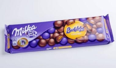 Milka Bar çikolata üzerinde beyaz izole. Milka 1901 yılında İsviçre kökenli çikolata şekerleme markasıdır..