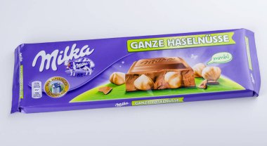 Milka Bar çikolata üzerinde beyaz izole. Milka 1901 yılında İsviçre kökenli çikolata şekerleme markasıdır..
