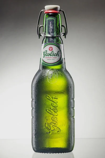 Лагер Grolsch Премиум Пиво Изолированы Белом Фоне — стоковое фото