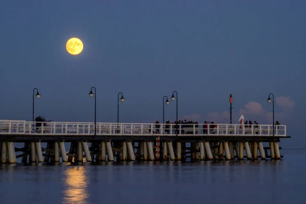 Lua Sobre Cais Gdynia Orlowo Mar Báltico Polônia Europa — Fotografia de Stock