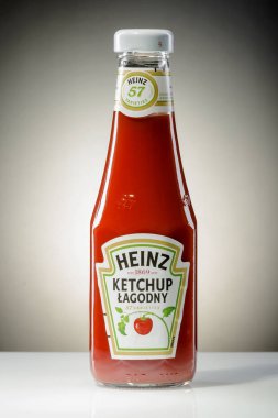 Kwidzyn, Polonya 8 Kasım 2017: Heinz ketçap degrade arka plan üzerinde. Heinz Henry John Heinz tarafından 1869 yılında ABD'de kurulmuştur.