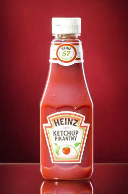 Kwidzyn, Polonya 8 Kasım 2017: Heinz ketçap degrade arka plan üzerinde. Heinz Henry John Heinz tarafından 1869 yılında ABD'de kurulmuştur.